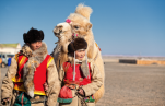 Ungt par med kamel om vinteren © KinaReiser as